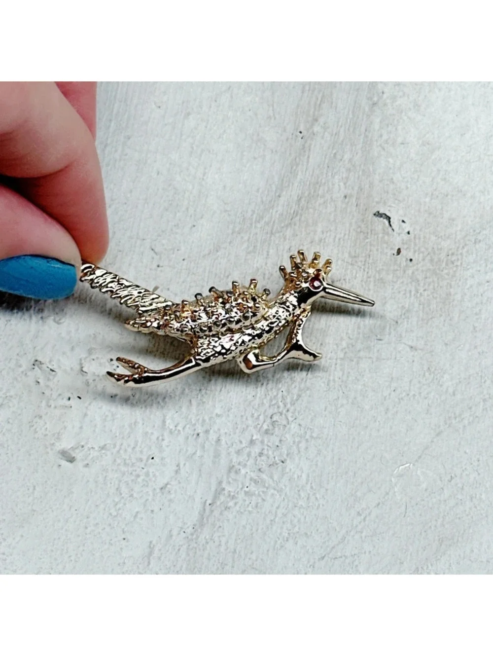 862mc. Goldtone Roadrunner Brooch Preloved